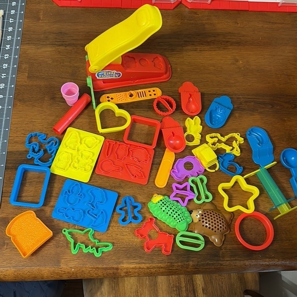 PRE OWNED 35 PIECE PLAY DOH ACCESSORY LOT - Picture 1 of 6